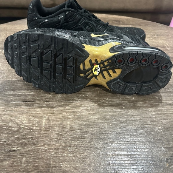 Nike Men's Black and Gold Sneakers - Picture 6 of 7